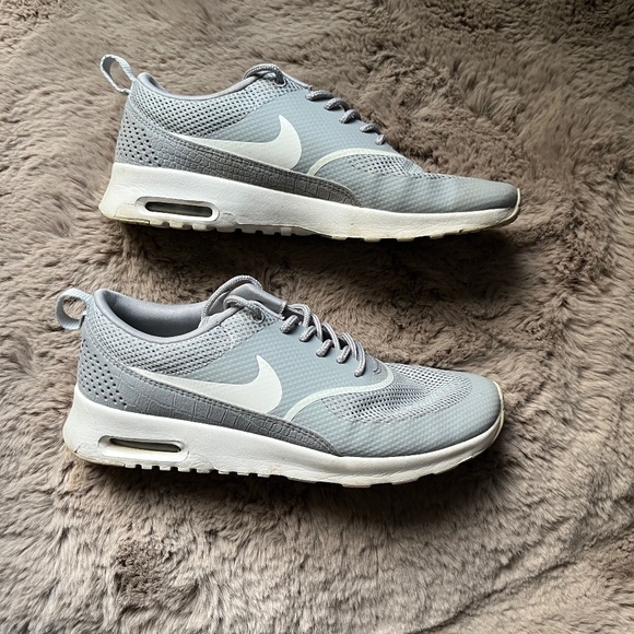 Nike Air Max Thea Casual Sportswear Shoe Wolf Grey White Womens Size 8.5 - Picture 2 of 11